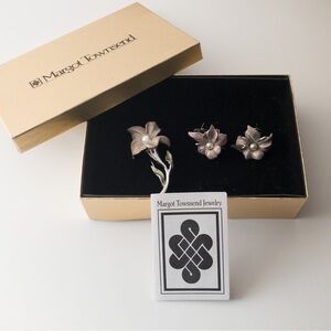 𝅺Vintage Margot Townsend Sparkling Pink Enamel Floral Earring Brooch Jewelry Set